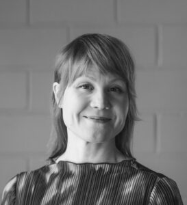 Elisa Itkonen katsoo kameraa kohti ja hymyilee.