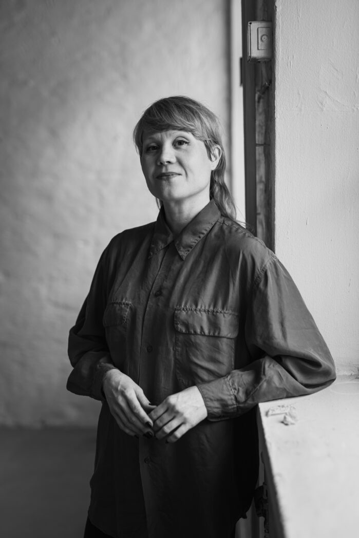 Elisa Itkonen katsoo kameraan.